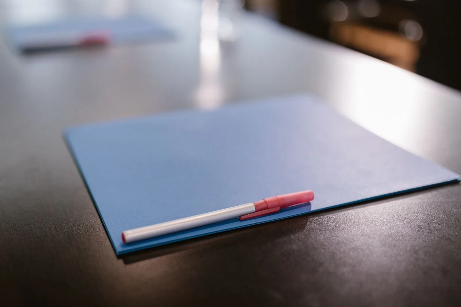 Folder màu xanh được đặt phẳng để kiểm tra bề mặt và nếp gấp