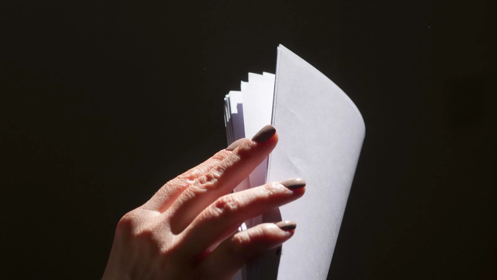 Kiểm tra chồng giấy và mép tờ trước khi hoàn thiện folder