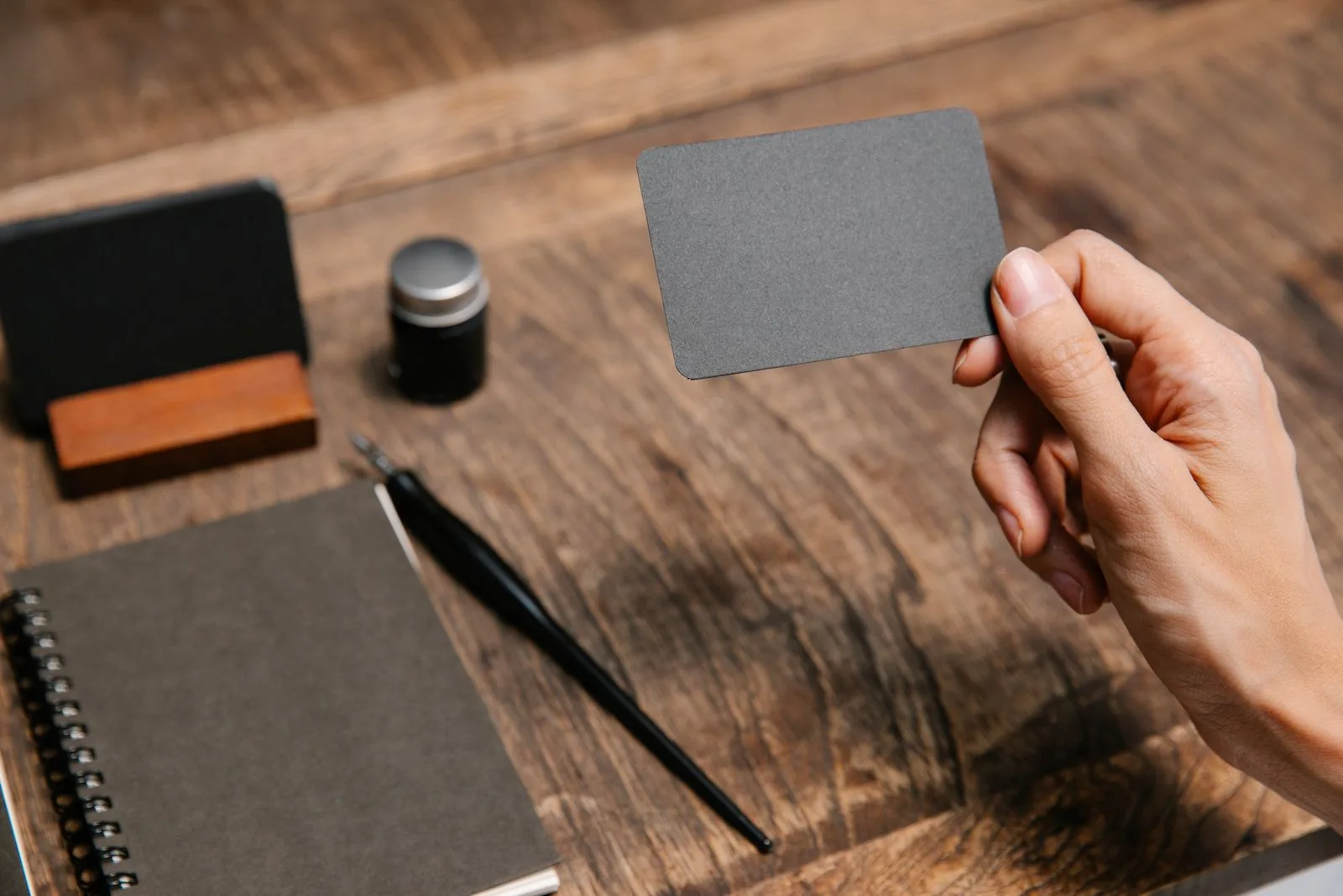 Cầm thử name card để kiểm tra chiều đặt trong khe folder