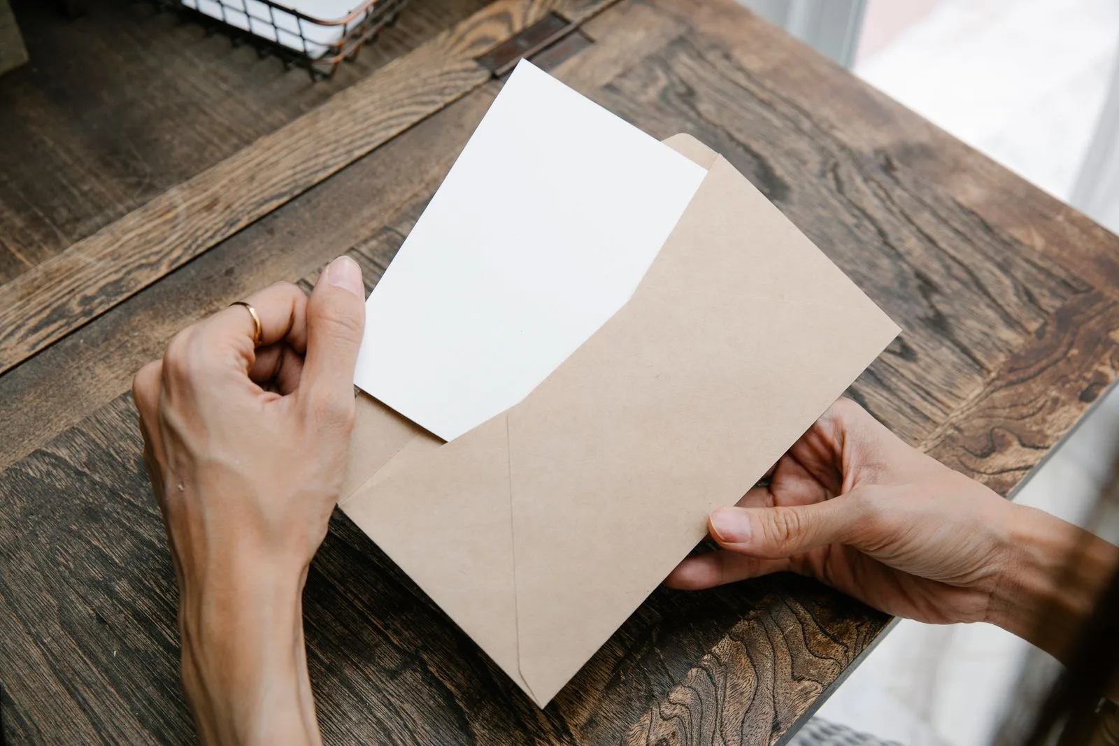 Rút thẻ trắng khỏi bao giấy để minh họa thao tác kiểm tra khe card
